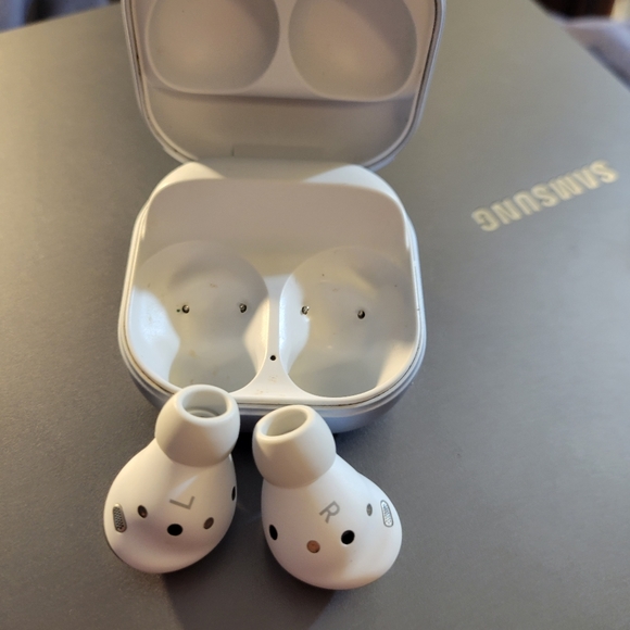 Samsung Galaxy buds pro. Violet. CHEAP. WILL SELL LOW! - Picture 2 of 5